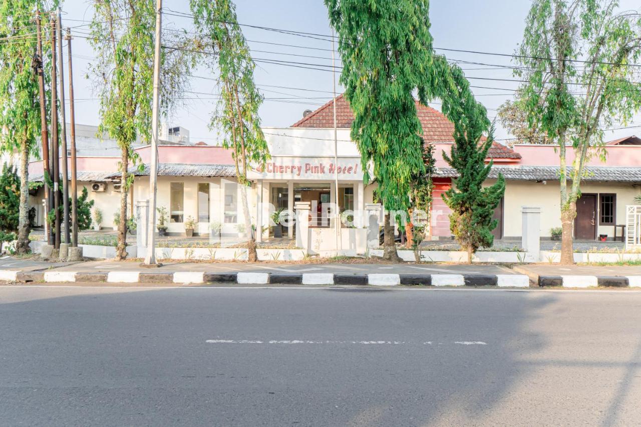 Cherry Pink Hotel Medan Mitra Reddoorz Exterior photo