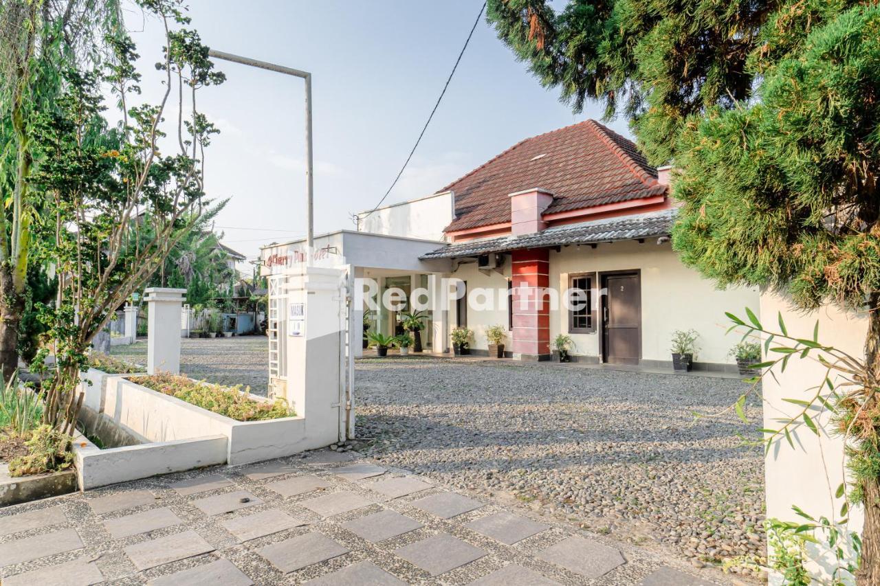 Cherry Pink Hotel Medan Mitra Reddoorz Exterior photo